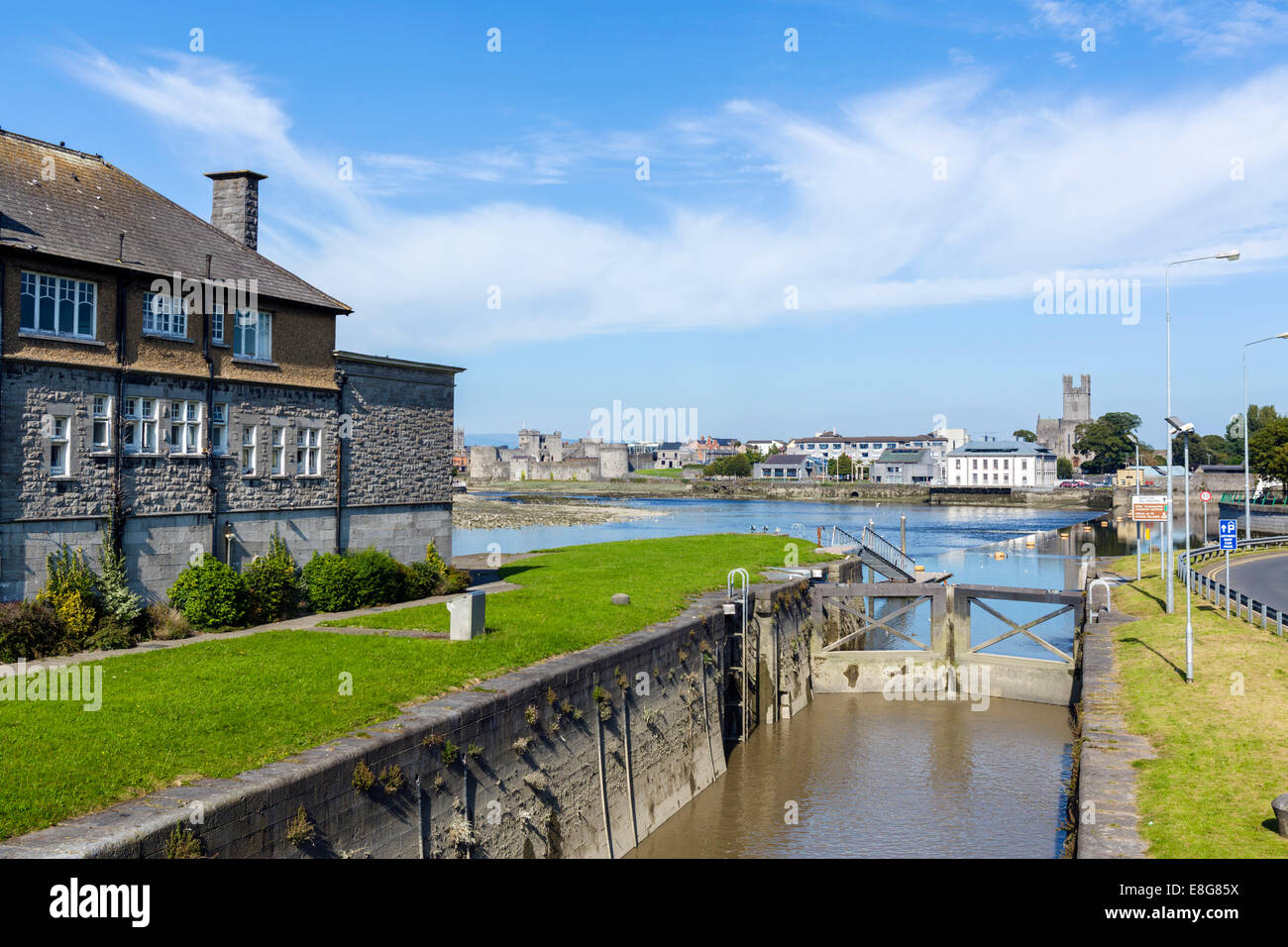 Sarsfield Schleuse auf dem Fluss Shannon mit Blick auf King John Castle, Stadt Limerick, County Limerick, Irland Stockfoto