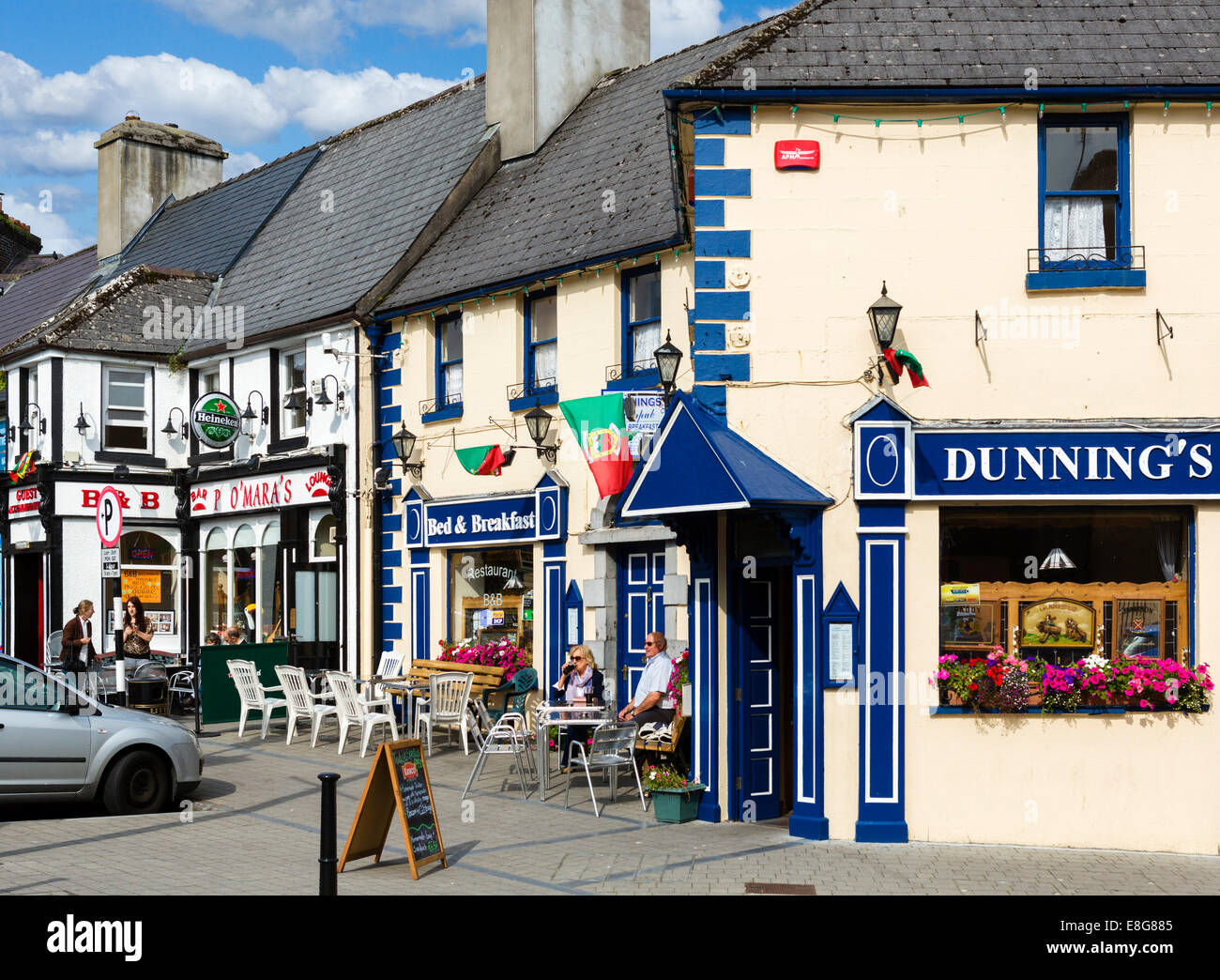 Cafe, Bar und Geschäfte auf Octagon t im Stadtzentrum, Westport, County Mayo, Irland Stockfoto