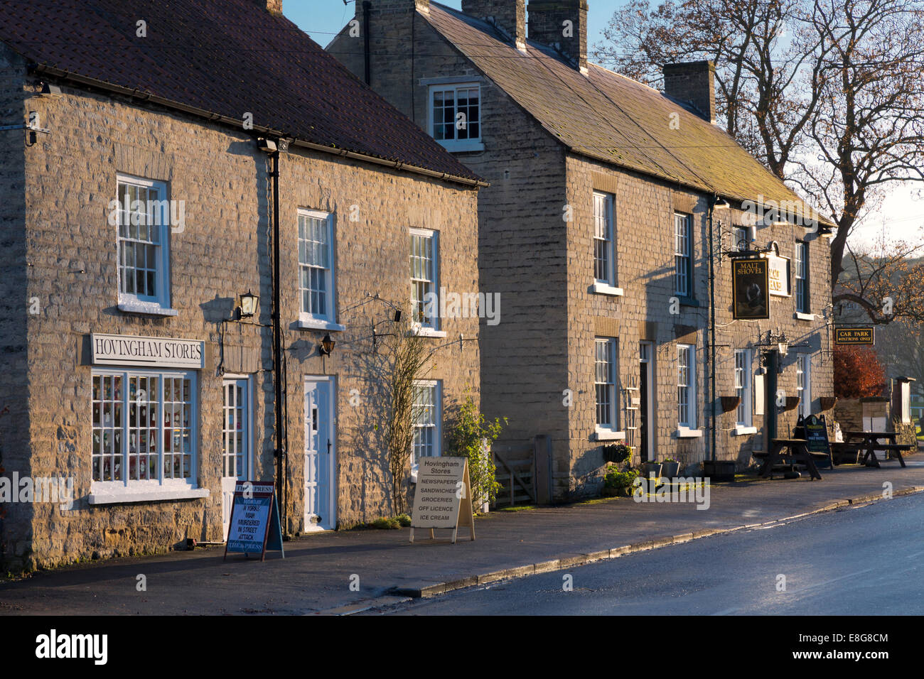 Hovingham Dorfladen und Malz Schaufel Inn, North Yorkshire, England Stockfoto
