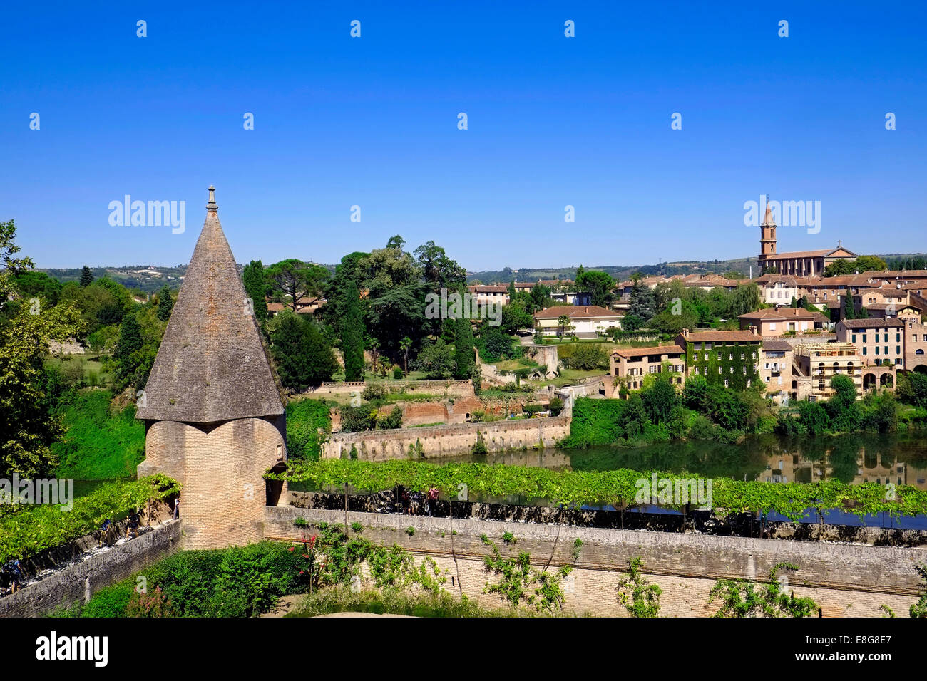 Henri de Toulouse-Lautrec Museum Garden mit Blick auf Fluss Tarn Albi Tarn Abteilung Midi - Pyrenäen Frankreich Südwesteuropa Stockfoto Henri de Toulouse-Lautrec Museum Garden mit Blick auf Fluss Tarn Albi Tarn Abteilung Midi - Pyrenäen Frankreich Südwesteuropa Stockfoto