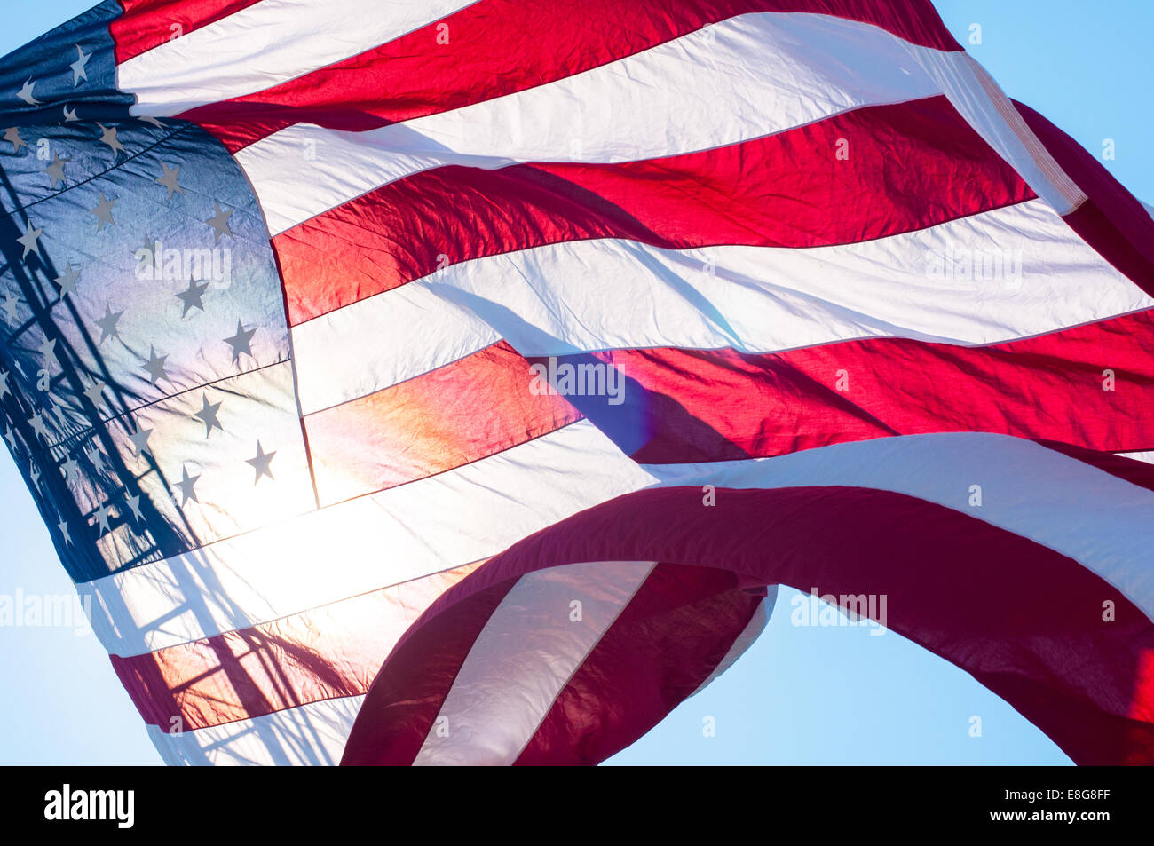 USA-Flagge, die von einem Feuer LKW-Leiter in Barnstable, Massachusetts, USA. Stockfoto