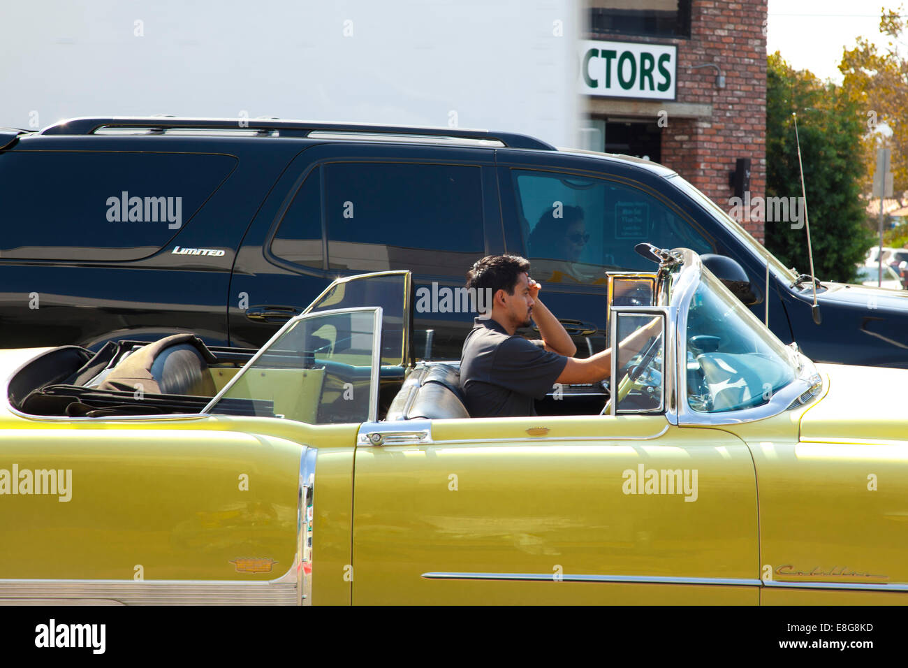 Mann fahren eines Oldtimers auf Melrose Avenue, Los Angeles, California, Vereinigte Staaten von Amerika Stockfoto