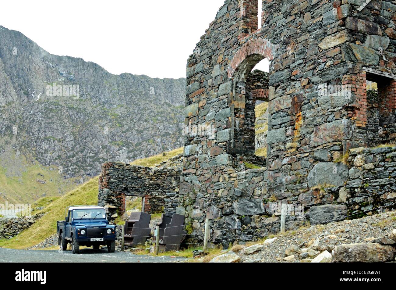 Britannia Kupfermine mit einem Land Rover geparkt neben es und die Bergrücken des Bwlchysaethau hinter Stockfoto