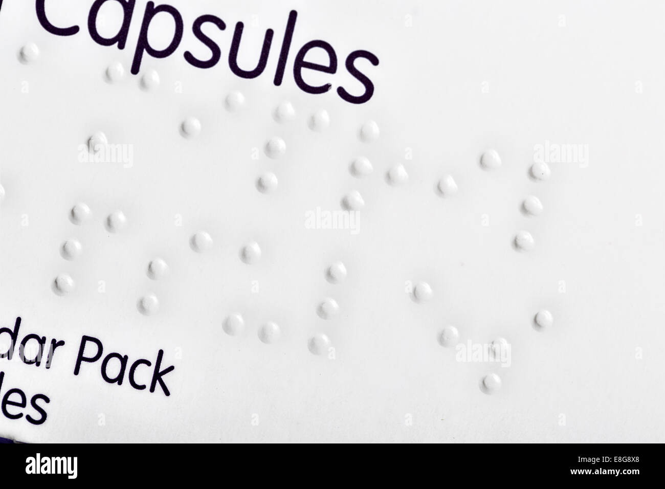 Braille-Zeichen auf Karton mit Medikamenten Stockfoto