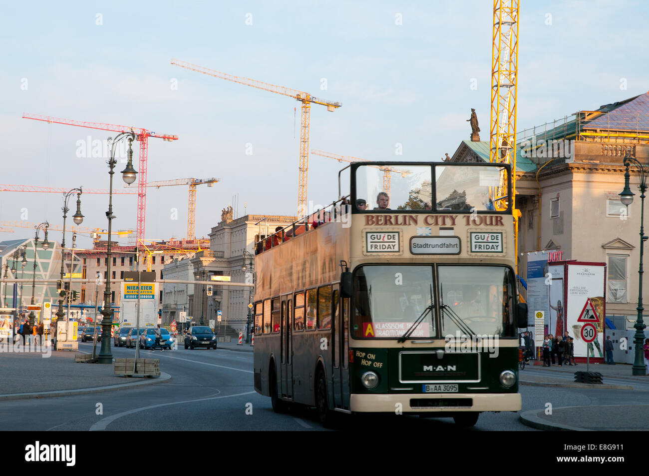 Berlin City Tourbus fahren auf Unter Den Linden Stockfoto
