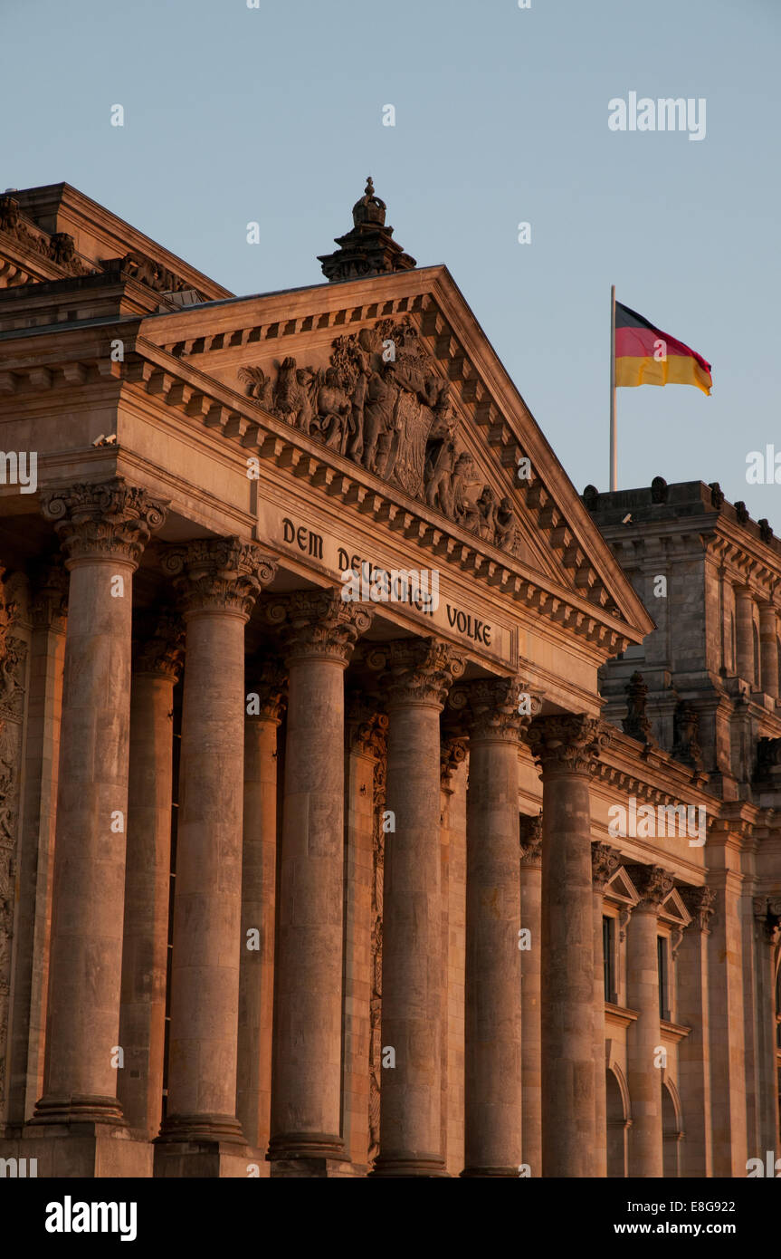 Berliner Reichstag Parlamentsgebäude bei Sonnenuntergang Stockfoto