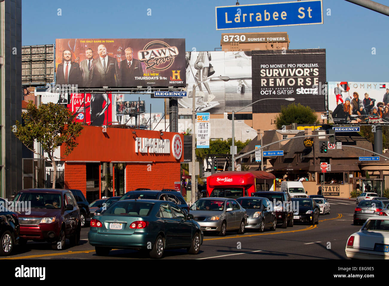 Verkehr und Werbetafeln, Sunset Blvd., Los Angeles, California, Vereinigte Staaten von Amerika Stockfoto