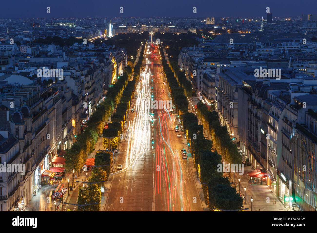 Champs Elysees von Dämmerung, Paris, Île-de-France, Frankreich. Stockfoto