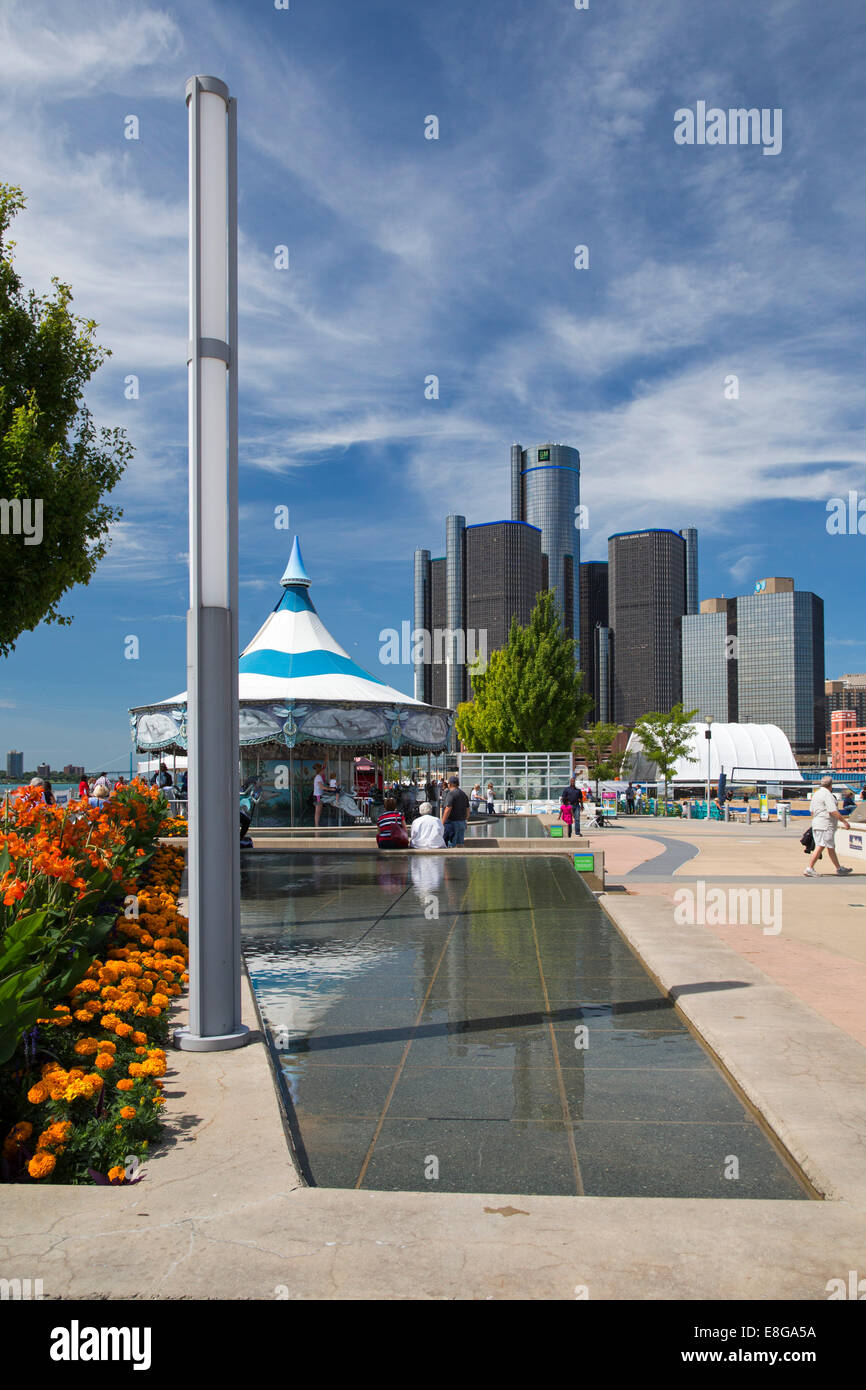 Detroit, Michigan - The Renaissance Center und General Motors Hauptsitz von Rivard Plaza entlang der Detroit Riverwalk. Stockfoto