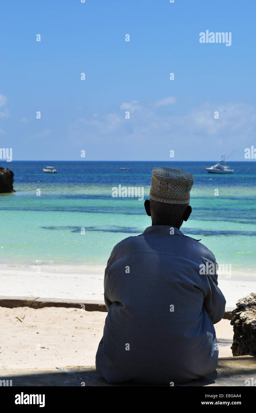 Watamu, Kenia, Afrika: ein muslimischer Mann vor den Indischen Ozean Stockfoto