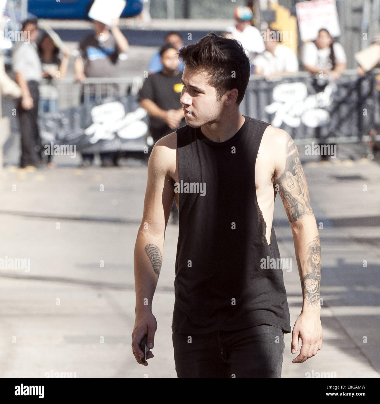 Hollywood, Kalifornien, USA. 6. Oktober 2014. Die UK Boy Band Rixton gingen die Gasse hinter Jimmy Kimmel Live! am Montag Nachmittag wie sie bereit, am Nachmittag auf der Bühne spielen. Die Band, einige zu Fuß mit Freundin Begleiter, haben gelacht, da stieß sie auf Hollywood Street Performer als Spiderman verkleidet. Bildnachweis: David Bro/ZUMA Draht/Alamy Live-Nachrichten Stockfoto