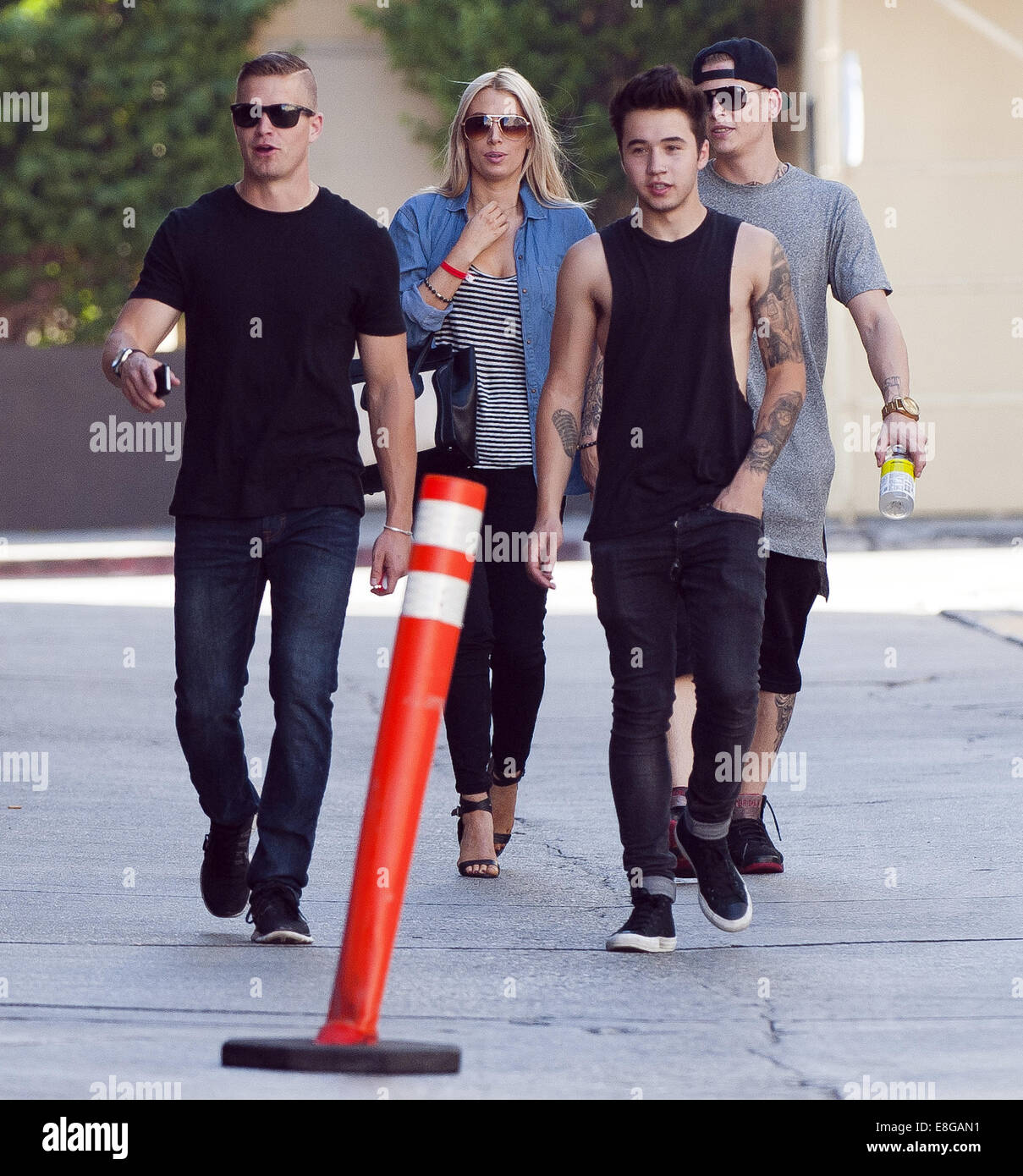 Hollywood, Kalifornien, USA. 6. Oktober 2014. Die UK Boy Band Rixton gingen die Gasse hinter Jimmy Kimmel Live! am Montag Nachmittag wie sie bereit, am Nachmittag auf der Bühne spielen. Die Band, einige zu Fuß mit Freundin Begleiter, haben gelacht, da stieß sie auf Hollywood Street Performer als Spiderman verkleidet. Bildnachweis: David Bro/ZUMA Draht/Alamy Live-Nachrichten Stockfoto