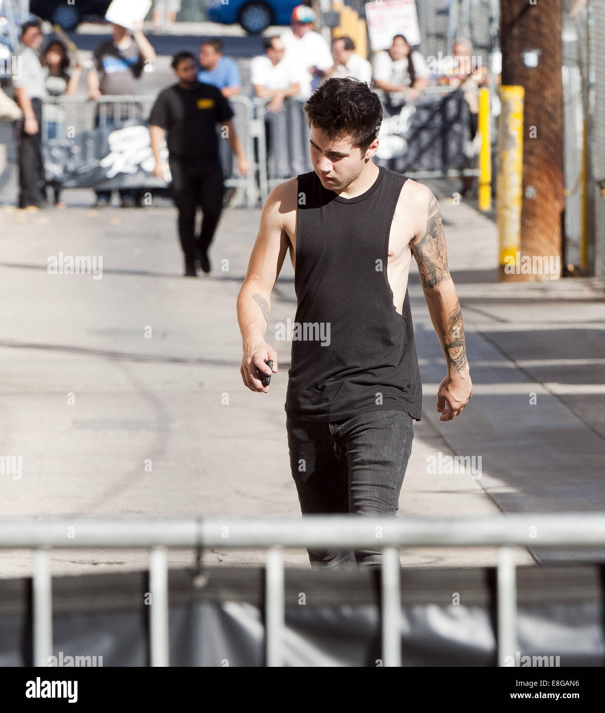 Hollywood, Kalifornien, USA. 6. Oktober 2014. Die UK Boy Band Rixton gingen die Gasse hinter Jimmy Kimmel Live! am Montag Nachmittag wie sie bereit, am Nachmittag auf der Bühne spielen. Die Band, einige zu Fuß mit Freundin Begleiter, haben gelacht, da stieß sie auf Hollywood Street Performer als Spiderman verkleidet. Bildnachweis: David Bro/ZUMA Draht/Alamy Live-Nachrichten Stockfoto