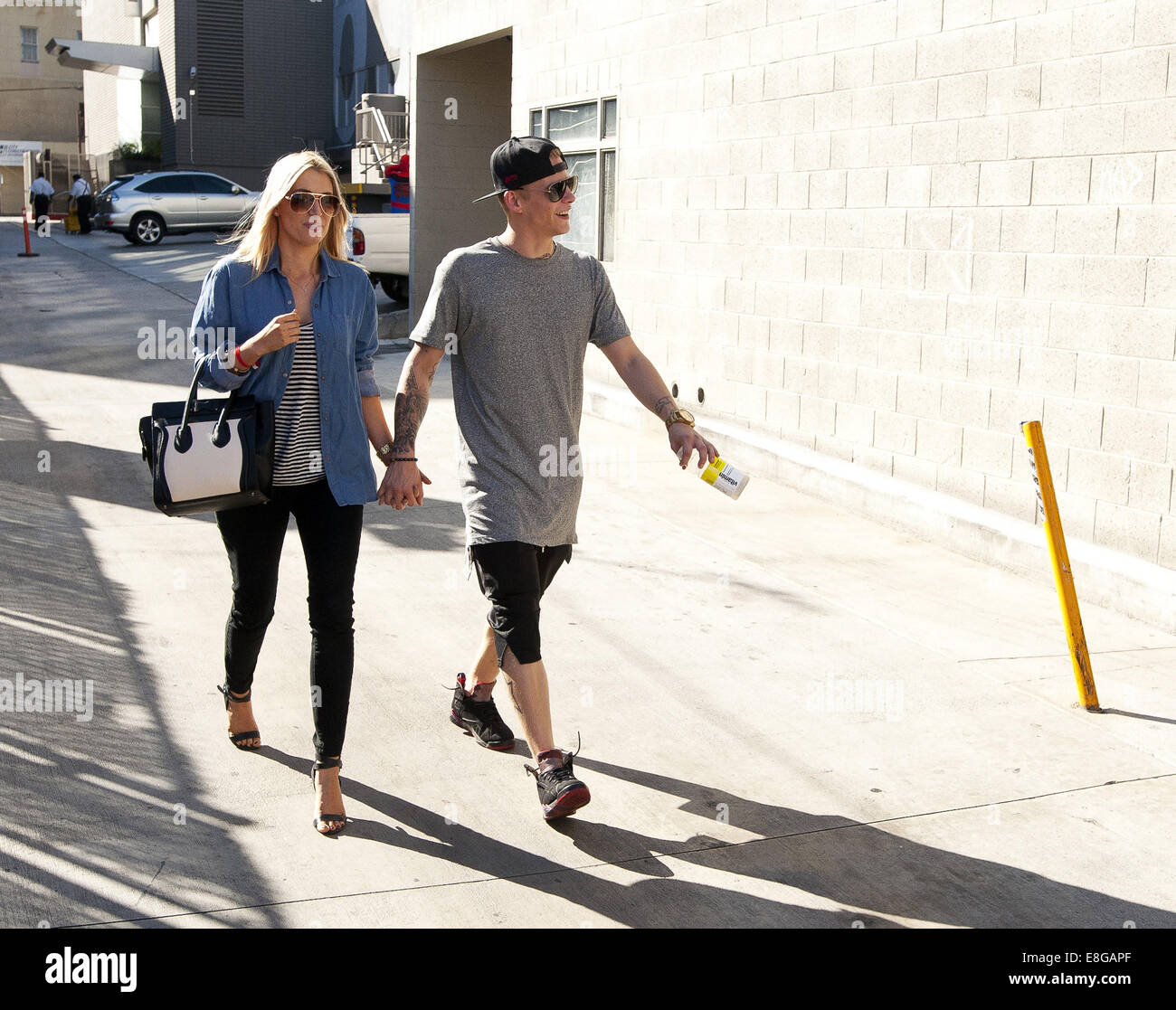 Hollywood, Kalifornien, USA. 6. Oktober 2014. Die UK Boy Band Rixton gingen die Gasse hinter Jimmy Kimmel Live! am Montag Nachmittag wie sie bereit, am Nachmittag auf der Bühne spielen. Die Band, einige zu Fuß mit Freundin Begleiter, haben gelacht, da stieß sie auf Hollywood Street Performer als Spiderman verkleidet. Bildnachweis: David Bro/ZUMA Draht/Alamy Live-Nachrichten Stockfoto