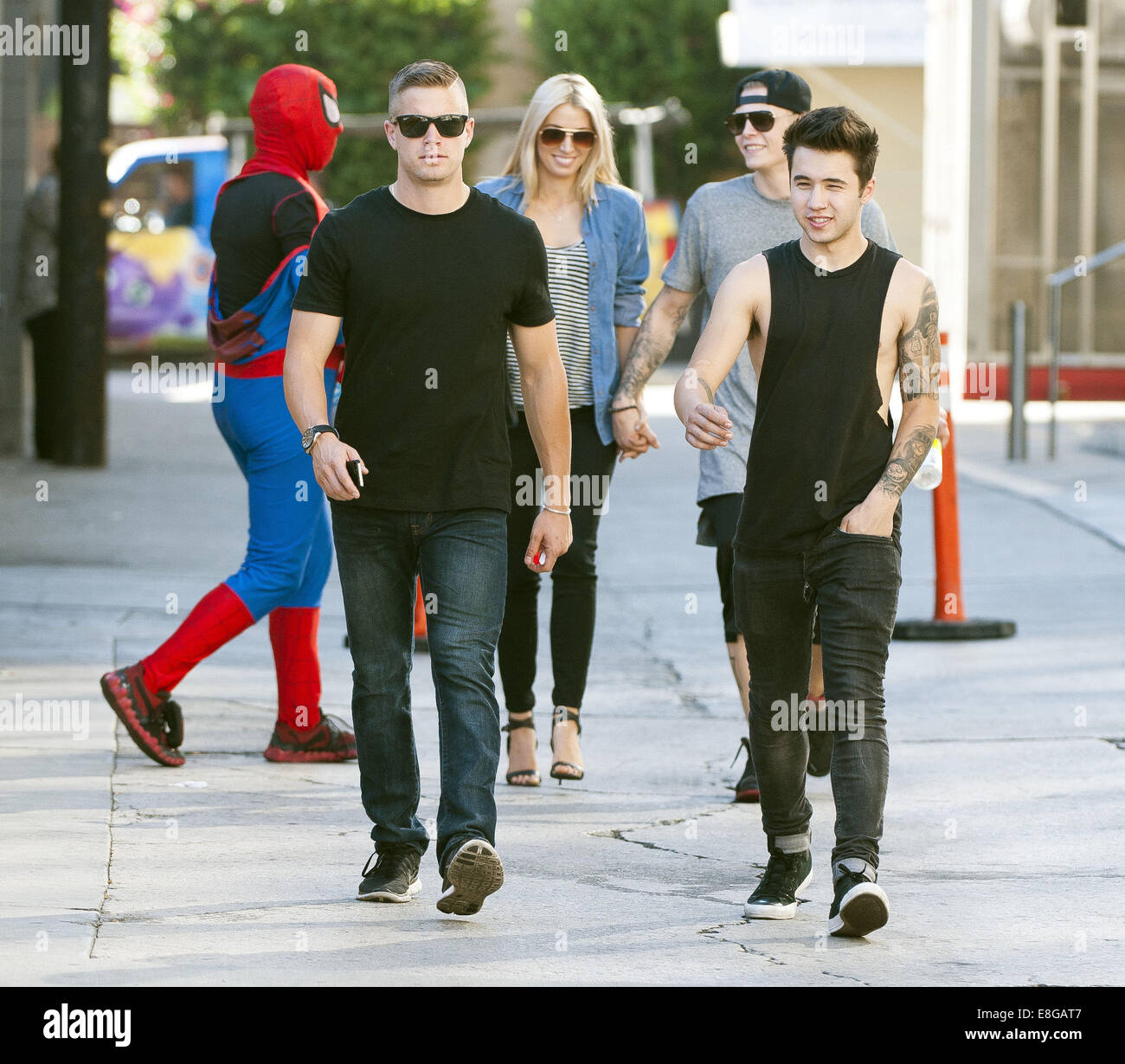 Hollywood, Kalifornien, USA. 6. Oktober 2014. Die UK Boy Band Rixton gingen die Gasse hinter Jimmy Kimmel Live! am Montag Nachmittag wie sie bereit, am Nachmittag auf der Bühne spielen. Die Band, einige zu Fuß mit Freundin Begleiter, haben gelacht, da stieß sie auf Hollywood Street Performer als Spiderman verkleidet. Bildnachweis: David Bro/ZUMA Draht/Alamy Live-Nachrichten Stockfoto