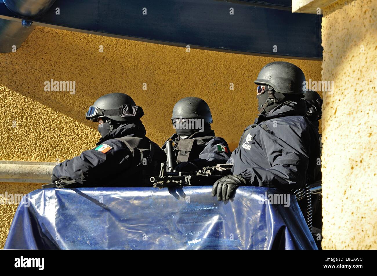 Maschinengewehr-Team aus der mexikanischen Bundespolizei Wache halten, von der Spitze eines Jeeps Stockfoto