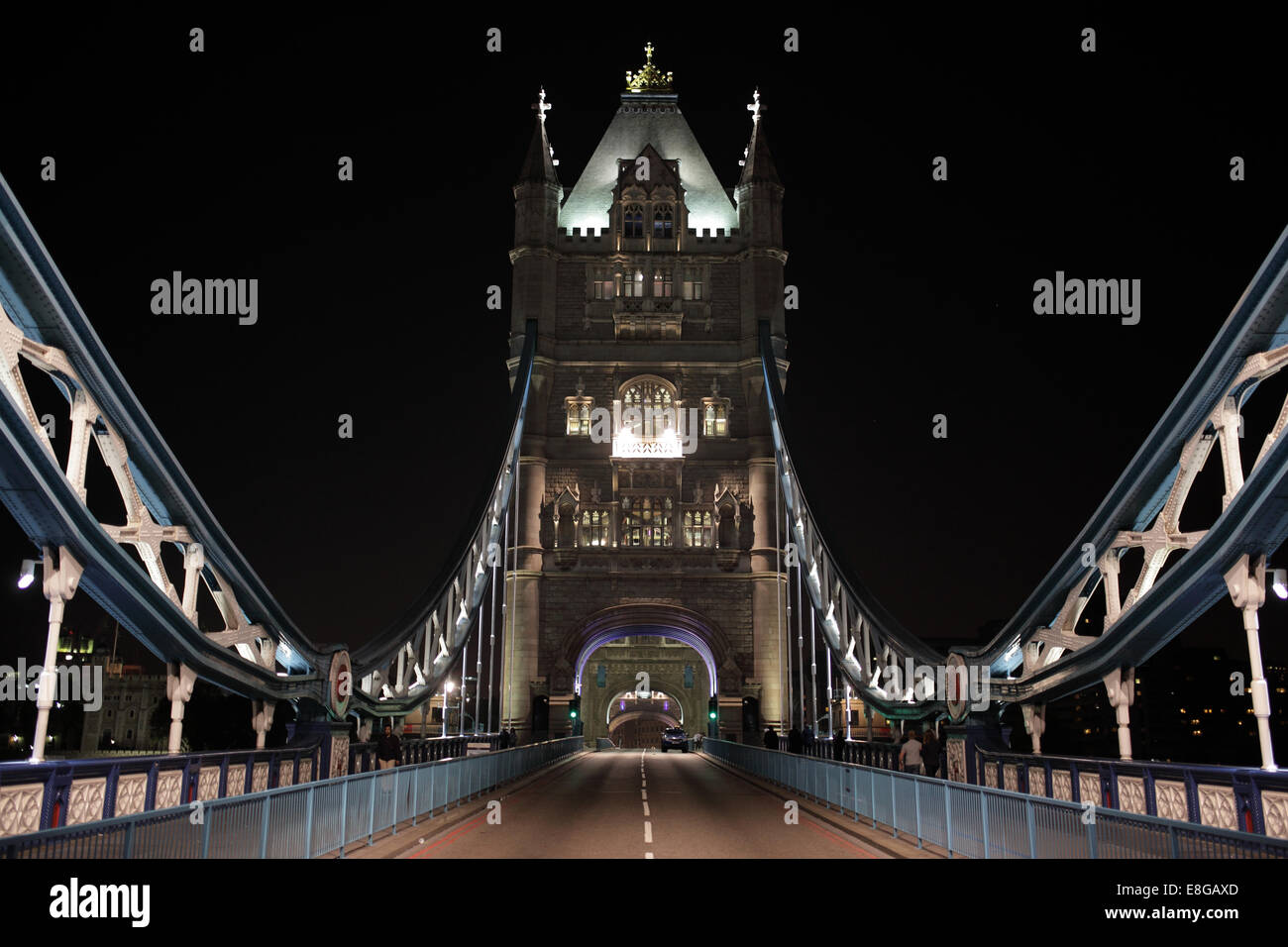 Ein Blick auf die Tower Bridge in London bei Nacht ohne Verkehr Stockfoto