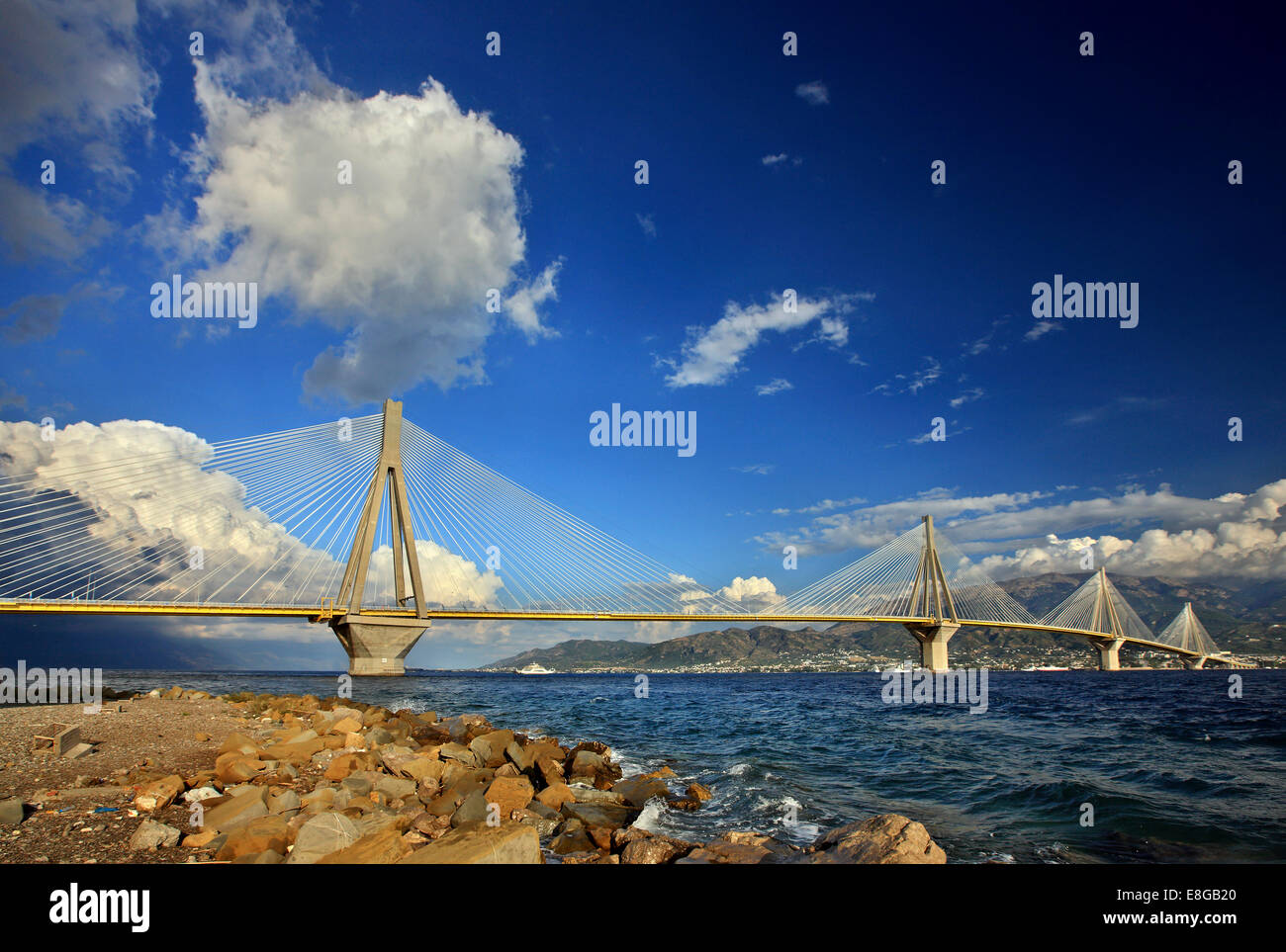 Die Kabel-gebliebene Brücke von Rio-Antirio, wie gesehen von der Burg von Antirio, Gemeinde von Nafpaktos, Etoloakarnania, Griechenland. Stockfoto