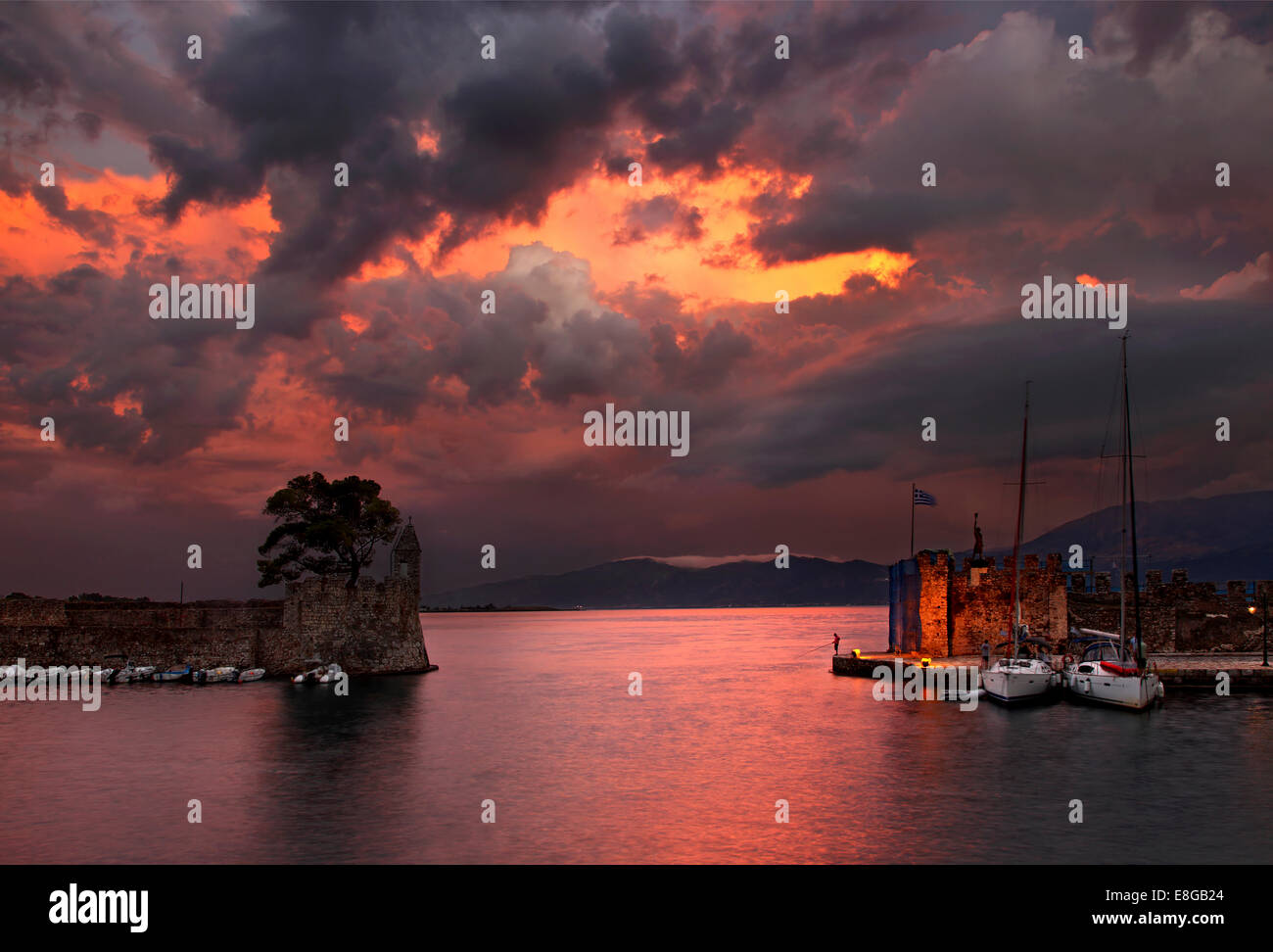 Der Eingang des malerischen Städtchens Hafen von Nafpaktos (Lepanto) bei Sonnenuntergang. Etoloakarnania, Griechenland. Stockfoto