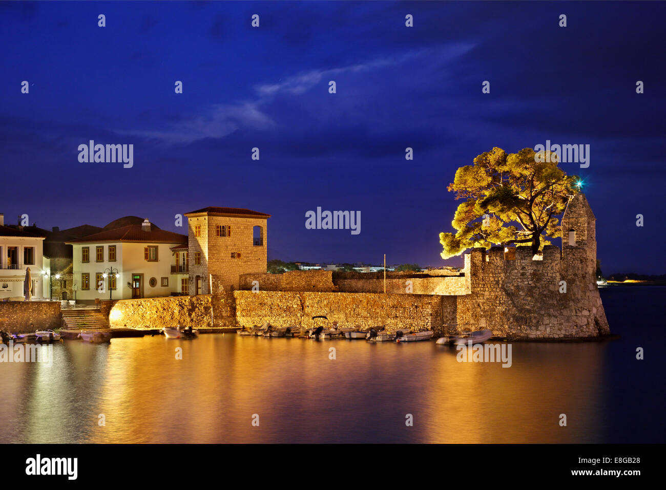 Nacht-Blick auf den Eingang der malerischen kleinen Hafen von Nafpaktos (Lepanto) Stadt, Etoloakarnania, Griechenland. Stockfoto