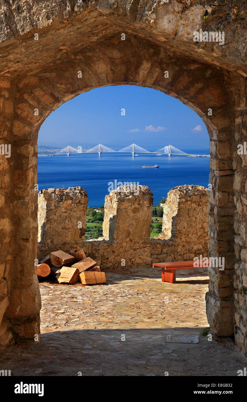 Die Rio - Antirrio-Brücke "durch" das Tor der Burg von Nafpaktos (Lepanto) Stadt, Etoloakarnania, Griechenland gesehen. Stockfoto