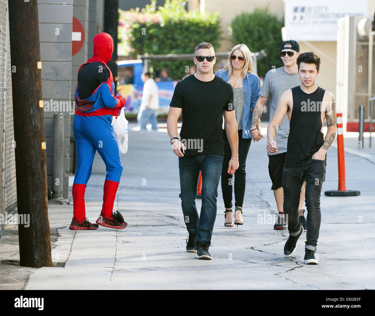 Hollywood, Kalifornien, USA. 6. Oktober 2014. Die UK Boy Band Rixton gingen die Gasse hinter Jimmy Kimmel Live! am Montag Nachmittag wie sie bereit, am Nachmittag auf der Bühne spielen. Die Band, einige zu Fuß mit Freundin Begleiter, haben gelacht, da stieß sie auf Hollywood Street Performer als Spiderman verkleidet. Bildnachweis: David Bro/ZUMA Draht/Alamy Live-Nachrichten Stockfoto
