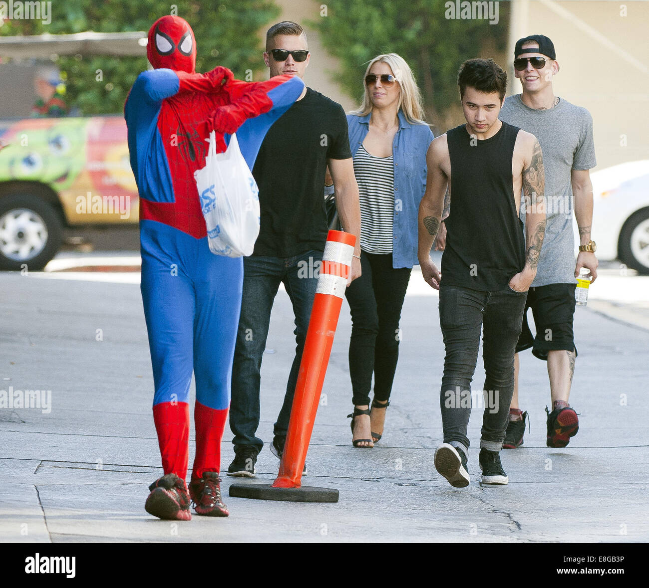 Hollywood, Kalifornien, USA. 6. Oktober 2014. Die UK Boy Band Rixton gingen die Gasse hinter Jimmy Kimmel Live! am Montag Nachmittag wie sie bereit, am Nachmittag auf der Bühne spielen. Die Band, einige zu Fuß mit Freundin Begleiter, haben gelacht, da stieß sie auf Hollywood Street Performer als Spiderman verkleidet. Bildnachweis: David Bro/ZUMA Draht/Alamy Live-Nachrichten Stockfoto