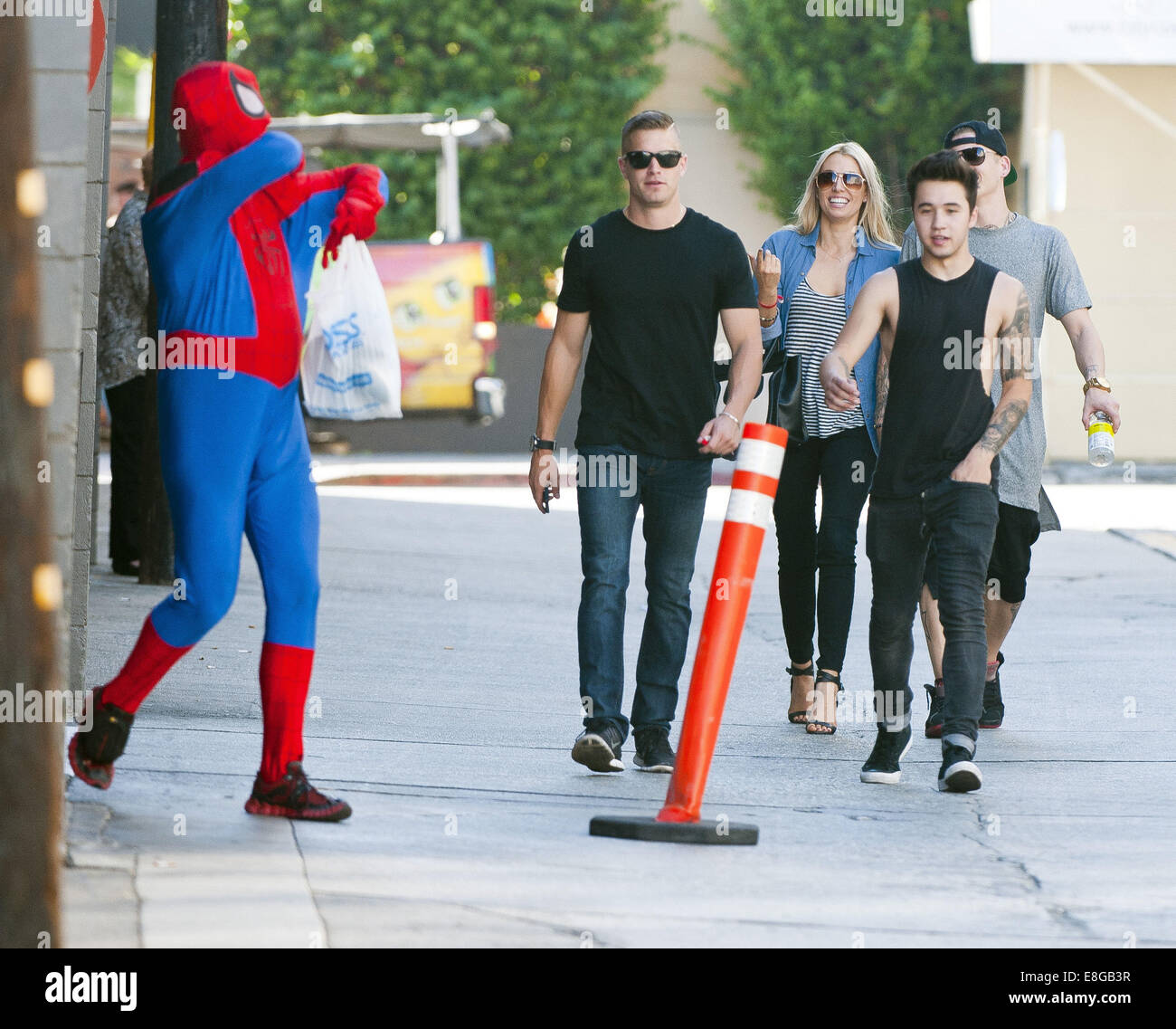 Hollywood, Kalifornien, USA. 6. Oktober 2014. Die UK Boy Band Rixton gingen die Gasse hinter Jimmy Kimmel Live! am Montag Nachmittag wie sie bereit, am Nachmittag auf der Bühne spielen. Die Band, einige zu Fuß mit Freundin Begleiter, haben gelacht, da stieß sie auf Hollywood Street Performer als Spiderman verkleidet. Bildnachweis: David Bro/ZUMA Draht/Alamy Live-Nachrichten Stockfoto
