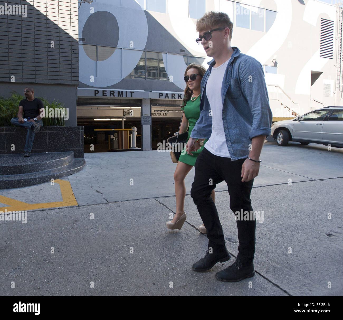 Hollywood, Kalifornien, USA. 6. Oktober 2014. Die UK Boy Band Rixton gingen die Gasse hinter Jimmy Kimmel Live! am Montag Nachmittag wie sie bereit, am Nachmittag auf der Bühne spielen. Die Band, einige zu Fuß mit Freundin Begleiter, haben gelacht, da stieß sie auf Hollywood Street Performer als Spiderman verkleidet. Bildnachweis: David Bro/ZUMA Draht/Alamy Live-Nachrichten Stockfoto