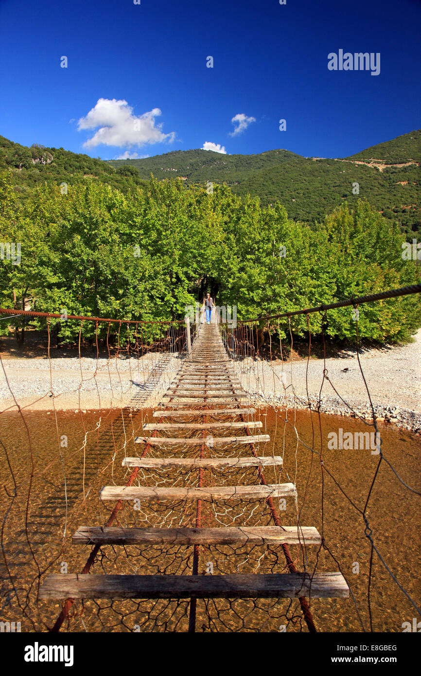 Abgehängte Fußgänger Brücke über Fluss Evinos, verbinden die Regionen der Thermo und Nafpaktia, Etoloakarnania, Griechenland. Stockfoto