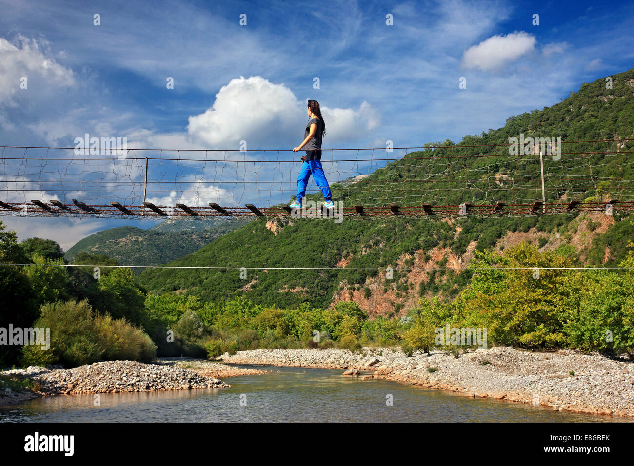Abgehängte Fußgänger Brücke über Fluss Evinos, verbinden die Regionen der Thermo und Nafpaktia, Etoloakarnania, Griechenland. Stockfoto