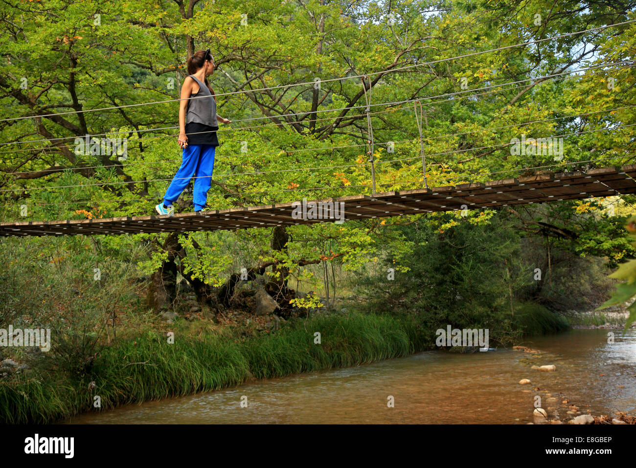 Abgehängte Fußgänger Brücke über den Kotsalos River, Oreini ("bergigen") Nafpaktia, Etoloakarnania, Griechenland. Stockfoto