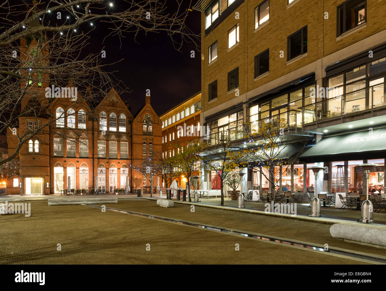 Oozells Square, Brindleyplace, Birmingham, in der Nacht Stockfoto