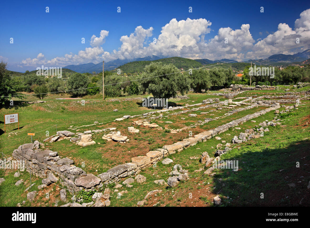 Die alten Tempel des Apollo in der archäologischen Stätte von Thermo, Etoloakarnania, Griechenland. Stockfoto