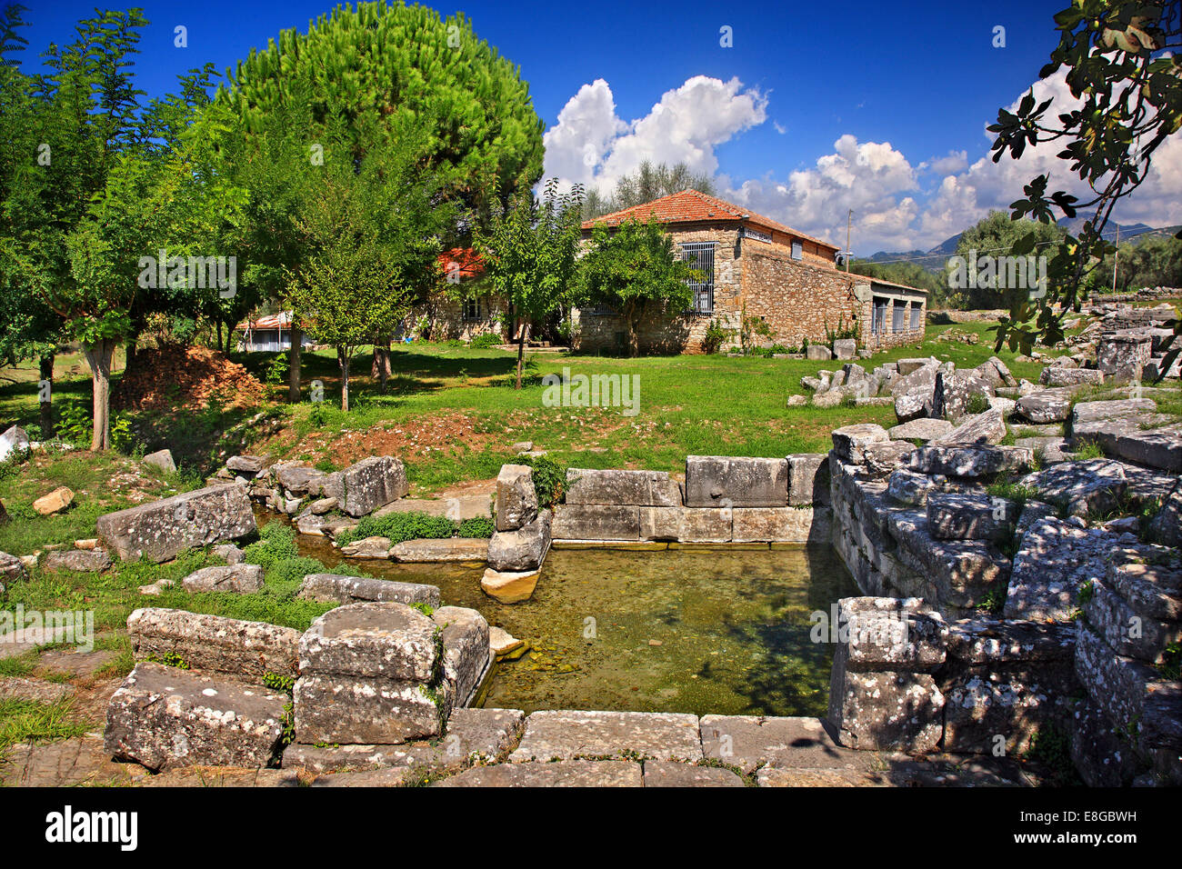 Alten Brunnen in der archäologischen Stätte von Thermo, Etoloakarnania, Griechenland. Im Hintergrund das alte Museum. Stockfoto