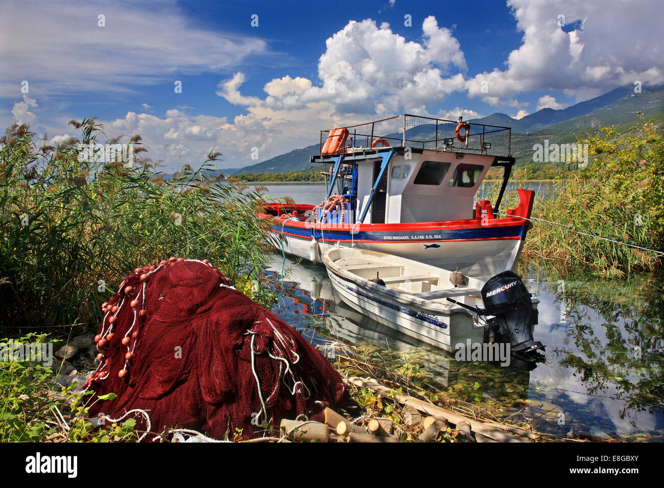Fischerboot im See Trichonida (oder "Trichonis"), den größten griechischen See, Etoloakarnania, Griechenland. Stockfoto