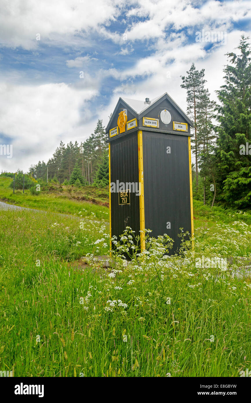 Denkmalgeschützte britischen Automobilclub (AA)-Telefonzelle in abgelegenen Bilderbuchlandschaft am Glen Dye im schottischen Hochland Stockfoto