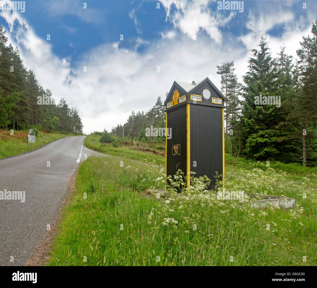 Denkmalgeschützte britischen Automobilclub (AA) Telefonzelle an isolierten Straßenkreuzung am Glen Dye im schottischen Hochland Stockfoto