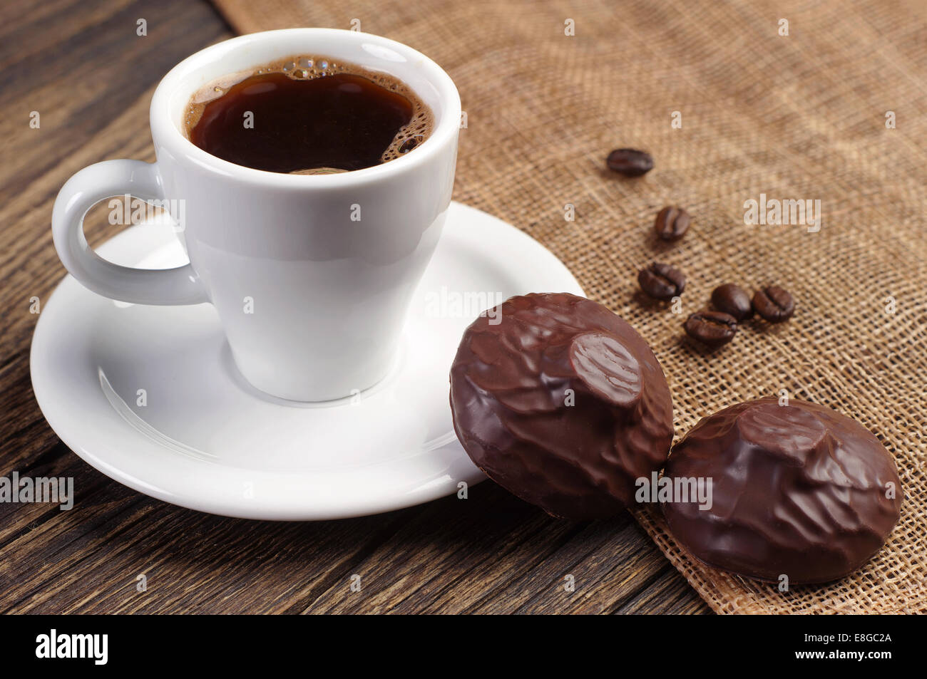 Eibisch und Tasse Kaffee auf Holztisch Stockfoto
