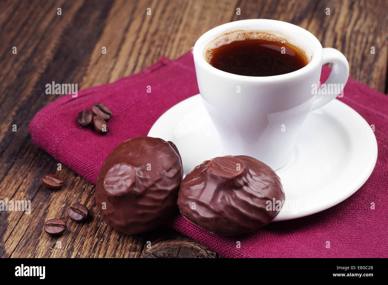 Tasse mit Kaffee und Schokolade Dessert auf Tisch Stockfoto