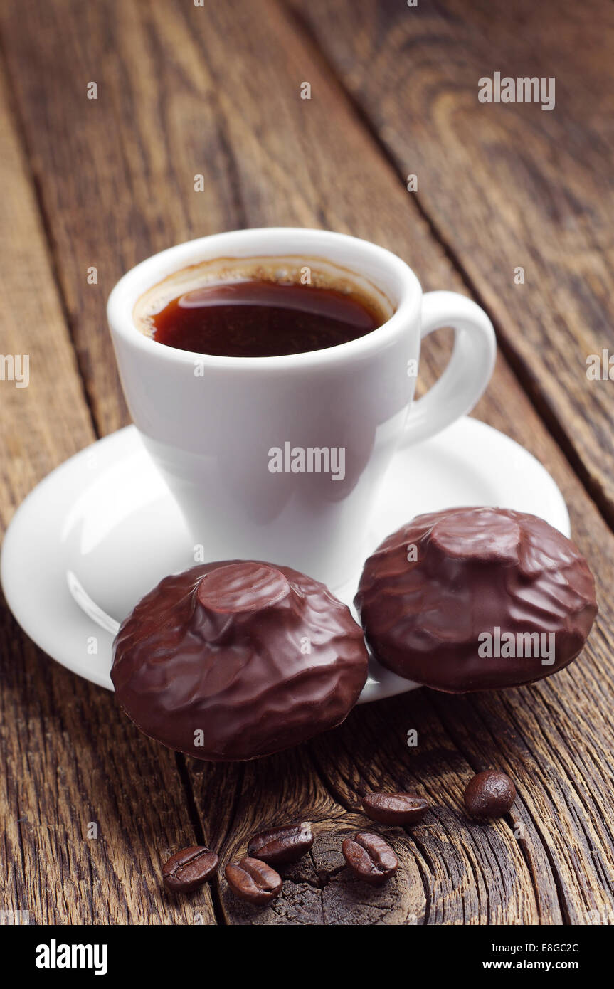 Tasse Kaffee und Eibisch mit Schokolade auf Vintage Holztisch Stockfoto