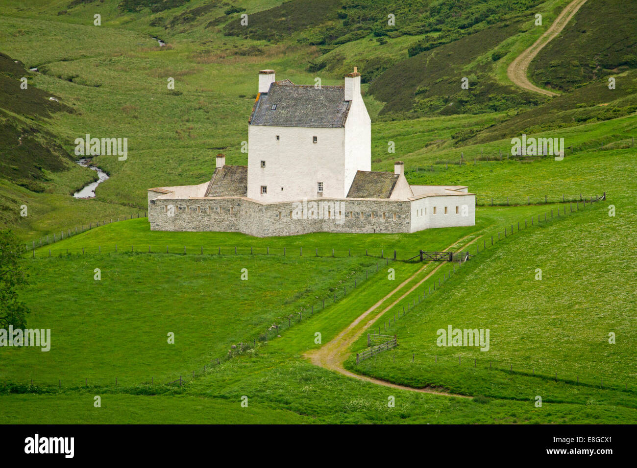 Corgarff Castle, Wohnturm aus dem 16. Jahrhundert im Herzen des grünen Tals und Moorlandschaften im Cairngorms National Park, Schottland Stockfoto