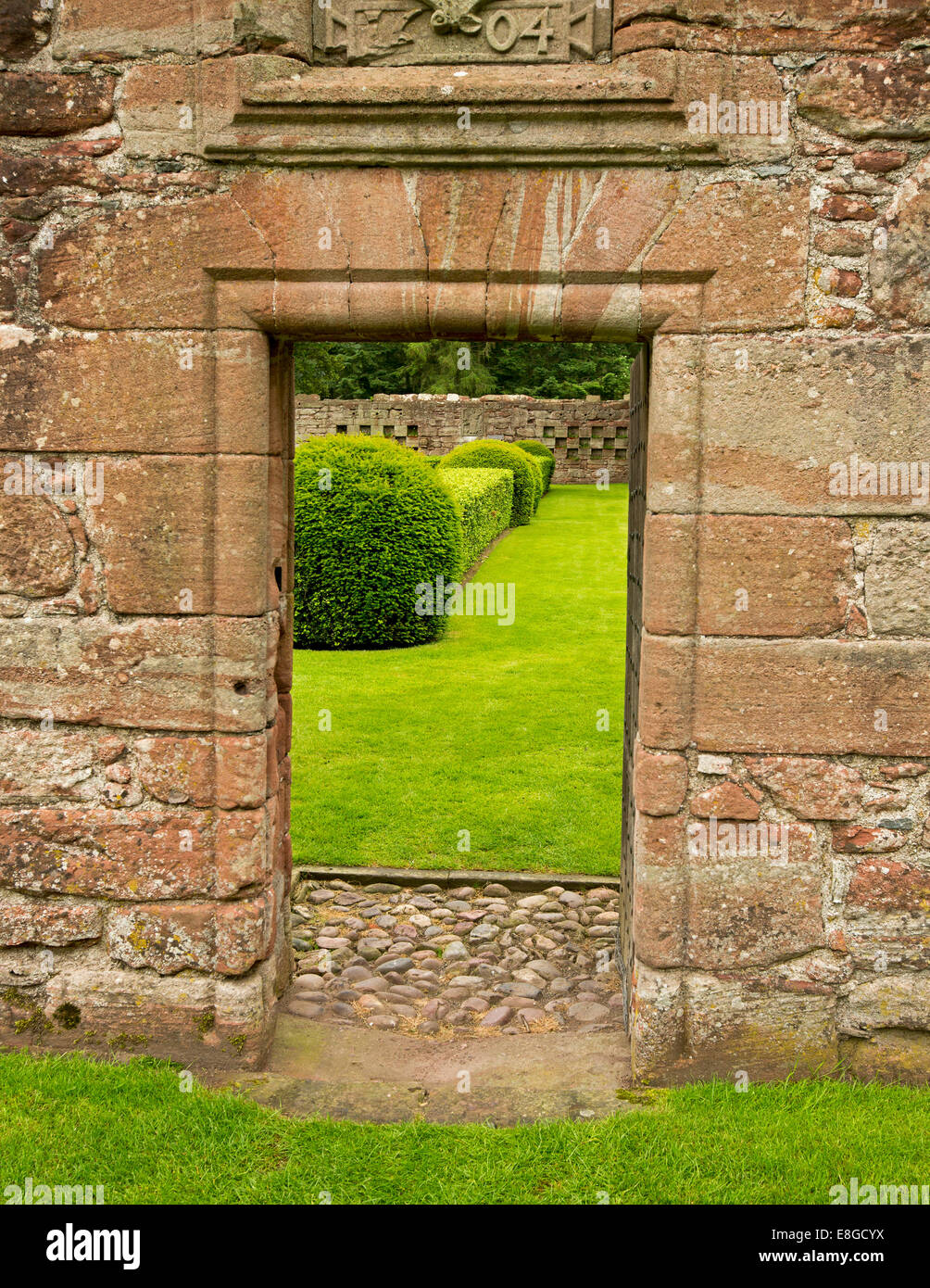 Quadratische doppelseitige 17. Jahrhundert steinerne Tor in ummauerten Garten auf Edzell Castle in Schottland Stockfoto