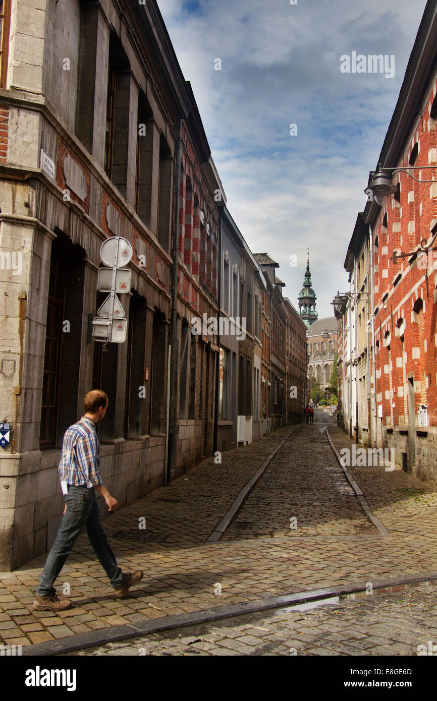 Mann zu Fuß auf der Straße, Mons, Belgien Stockfoto