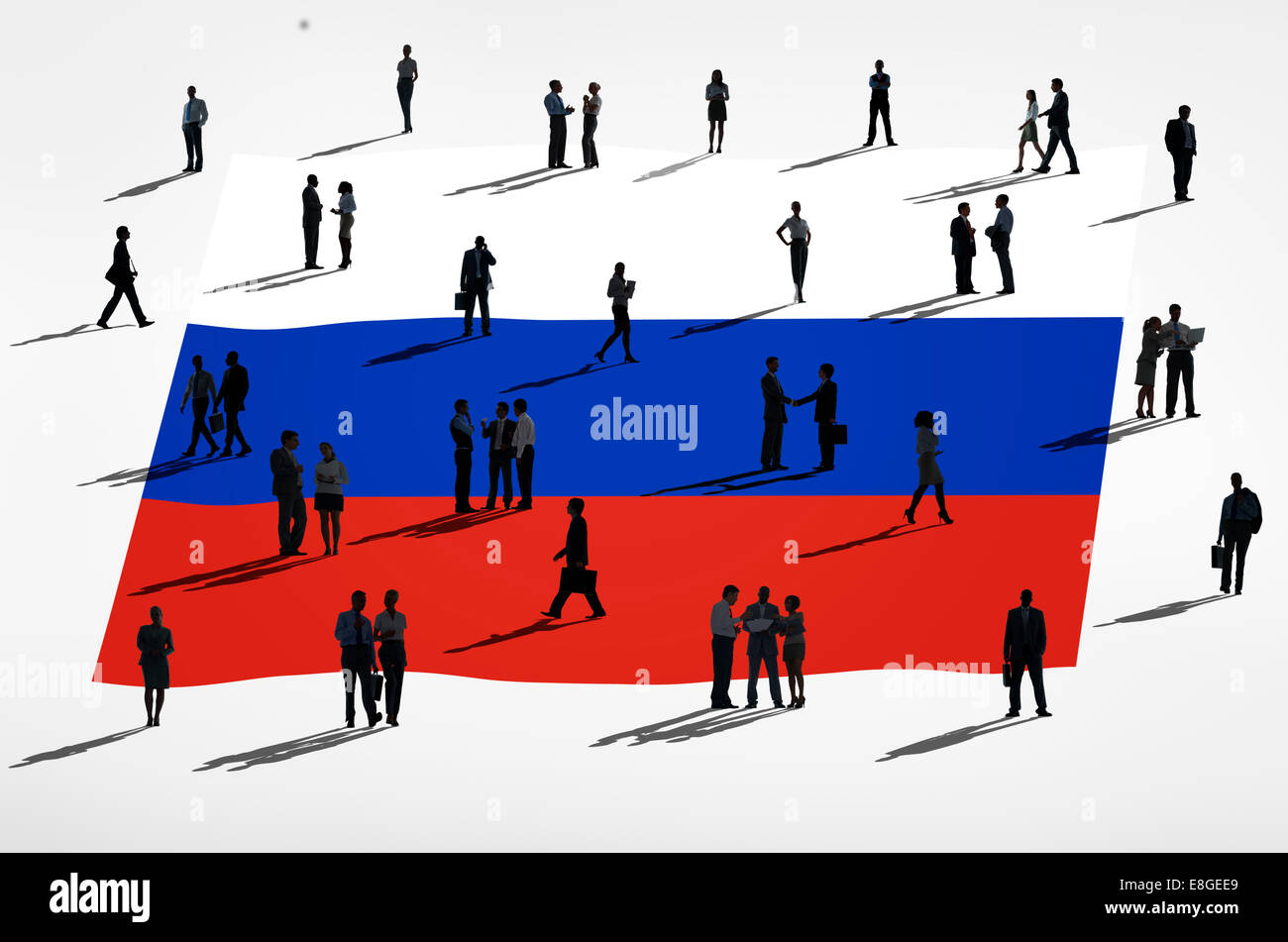 Russische Flagge und eine Gruppe von Menschen. Stockfoto