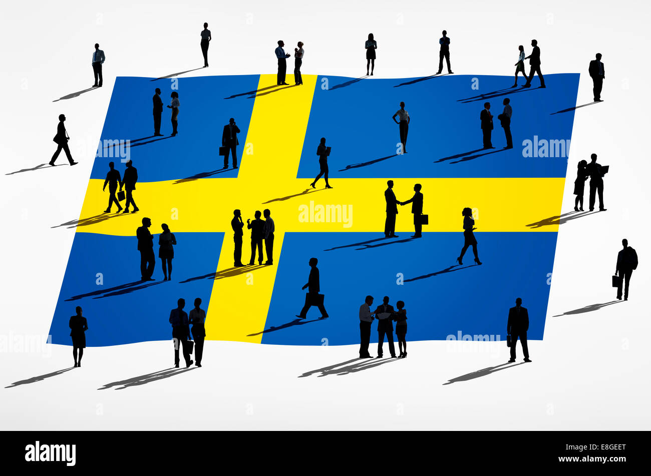 Schwedische Flagge und eine Gruppe von Geschäftsleuten. Stockfoto