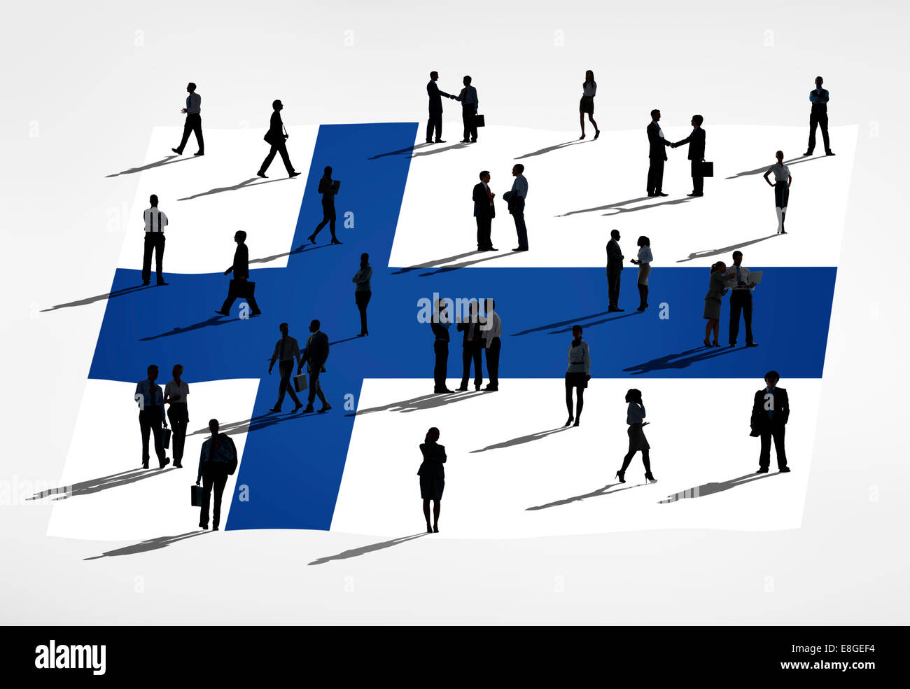 Finnische Flagge und eine Gruppe von Menschen. Stockfoto