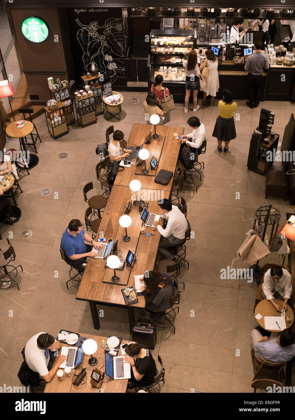 Starbucks Kaffee Cafe Interior - Roppongi, Tokyo, Japan Stockfoto