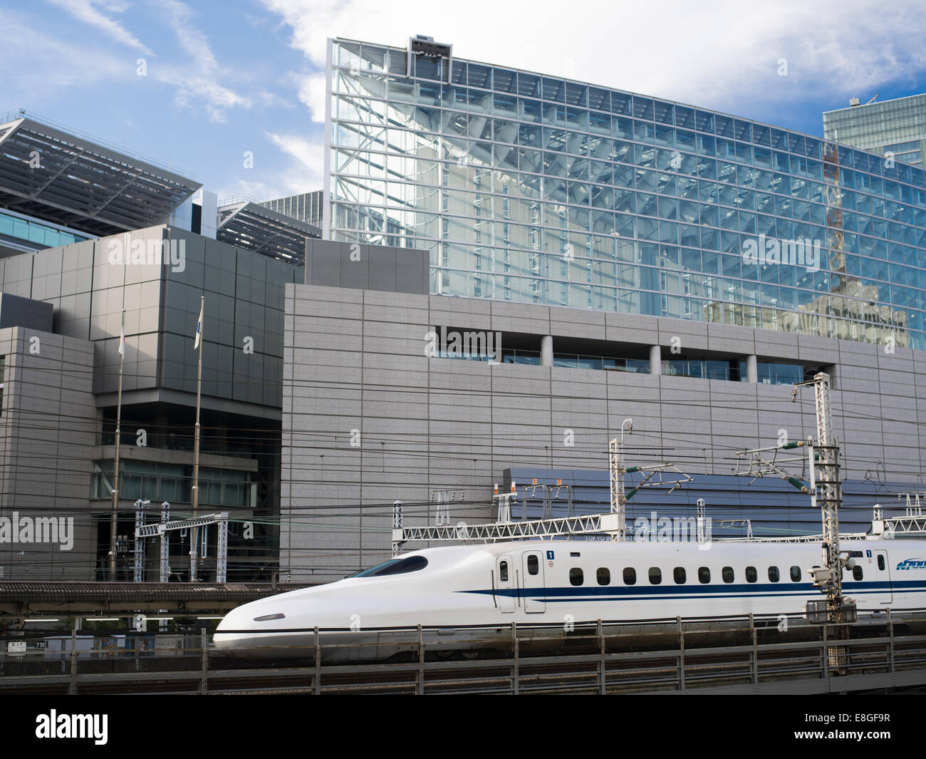 Shinkansen-Hochgeschwindigkeitszug und Tokyo Forum Building Stockfoto