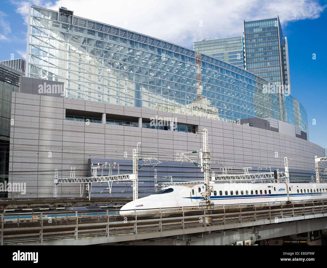 Shinkansen-Hochgeschwindigkeitszug und Tokyo Forum Building Stockfoto